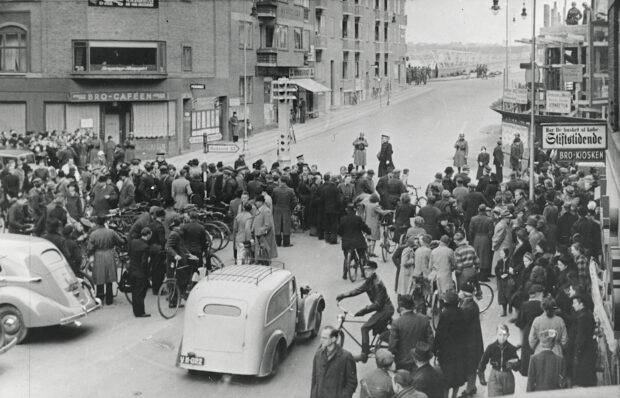 Dags dato 9. april 1940: “De danske Tropper forbliver i Besiddelse af deres vaaben, forsaavidt deres Optræden tillader det”